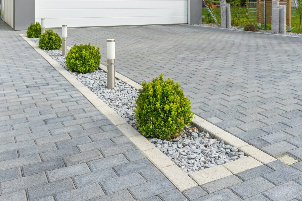 Modern gestaltete Garageneinfahrt Pflaster Neuenhagen