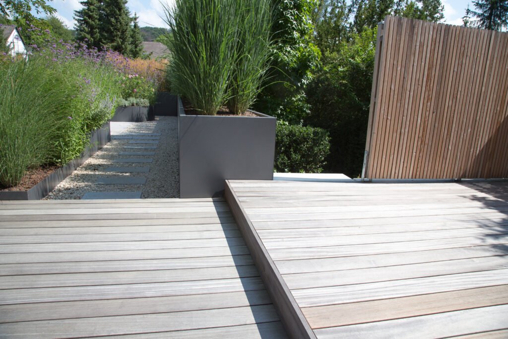 Moderne Terrasse aus Holz in Holzterrasse Neuenhagen